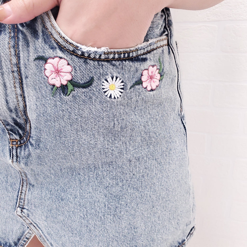 ALESSANDRA RICH DENIM SKIRT WITH EMBROIDERED FLOWERS - SIZE 27
