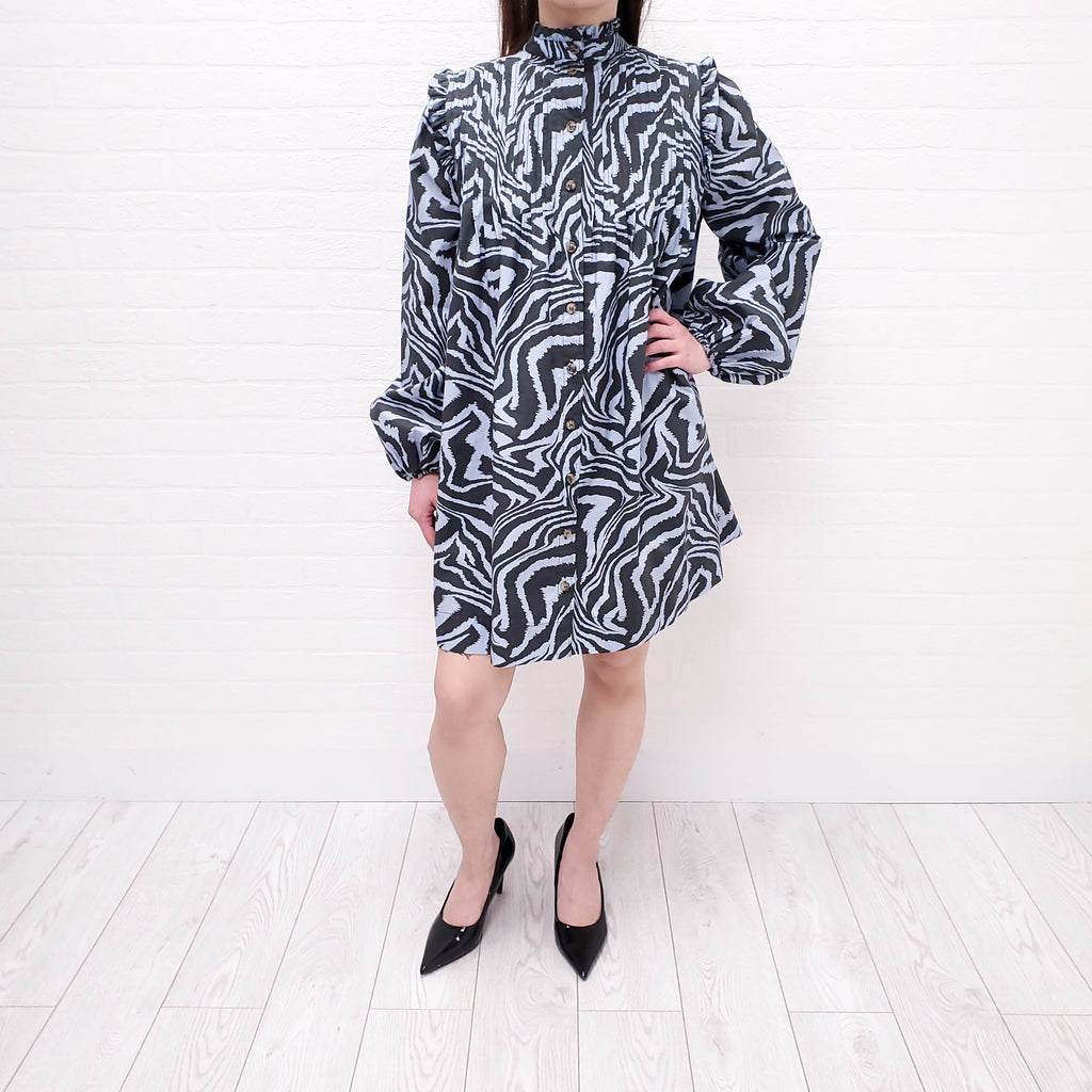 GANNI PERRIWINKLE AND BLACK PRINTED BABYDOLL DRESS - SIZE 32